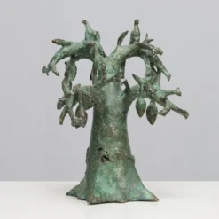 Sculpture en bronze patiné d'un arbre baobab avec des oiseaux, signée TM, années 1980.