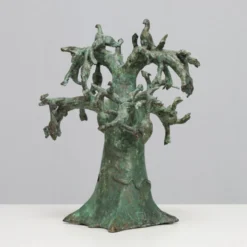 Sculpture en bronze patiné d'un arbre baobab avec des oiseaux, signée TM, années 1980.