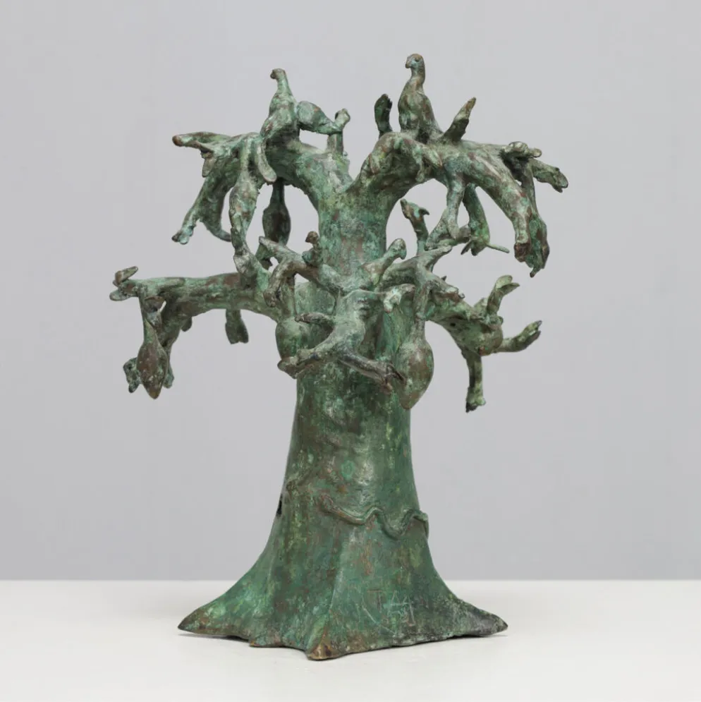 Sculpture en bronze patiné d'un arbre baobab avec des oiseaux, signée TM, années 1980.