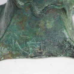 Sculpture en bronze patiné d'un arbre baobab avec des oiseaux, signée TM, années 1980.