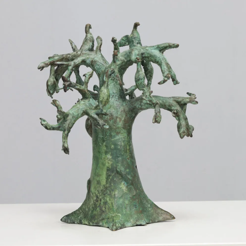 Sculpture en bronze patiné d'un arbre baobab avec des oiseaux, signée TM, années 1980.