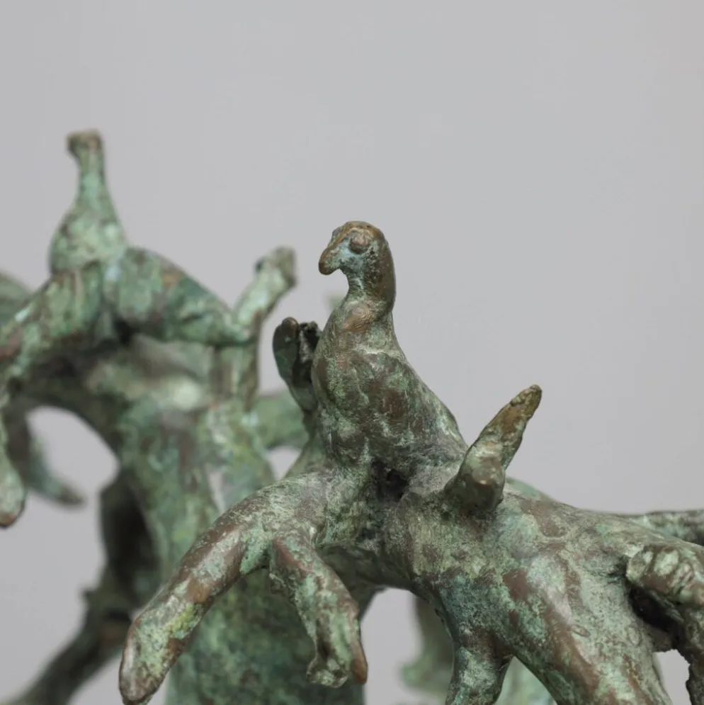 Sculpture en bronze patiné d'un arbre baobab avec des oiseaux, signée TM, années 1980.
