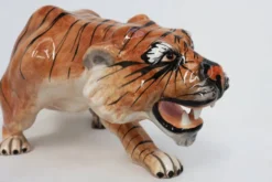 Sculpture en céramique peinte à la main de tigre de style Hollywood Regency italien, vers 1950.