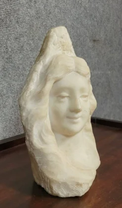 Sculpture en marbre, buste féminin