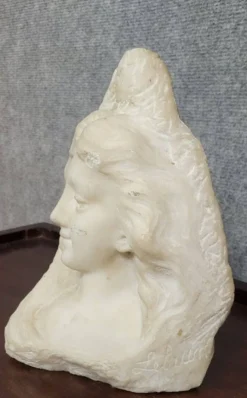 Sculpture en marbre, buste féminin