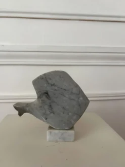 Sculpture en marbre forme poisson