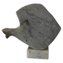 Sculpture en marbre forme poisson