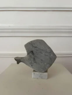 Sculpture en marbre forme poisson
