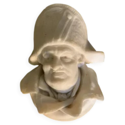 Sculpture en marbre, tête d’homme au chapeau