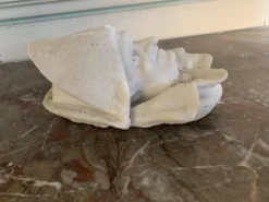 Sculpture en marbre, tête d’homme au chapeau