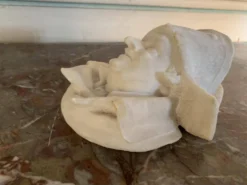 Sculpture en marbre, tête d’homme au chapeau