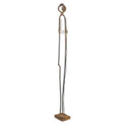 Sculpture en métal d'une figure debout