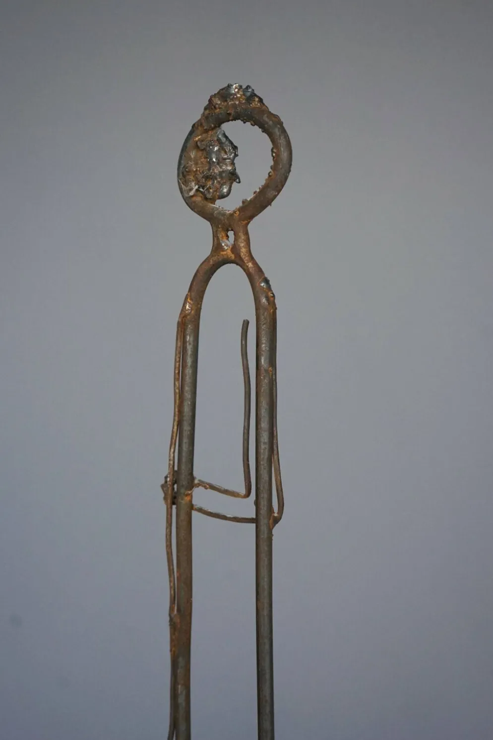 Sculpture en métal d'une figure debout