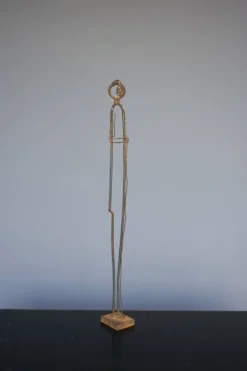 Sculpture en métal d'une figure debout