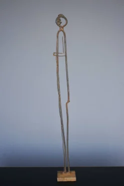 Sculpture en métal d'une figure debout
