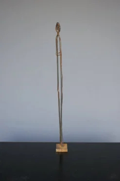 Sculpture en métal d'une figure debout