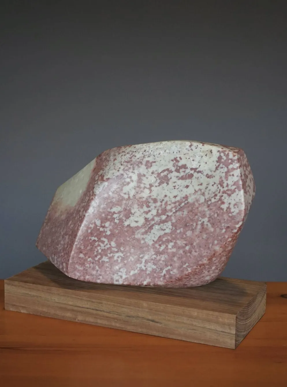 Sculpture en pierre abstraite dans le style de Barbara Hepworth. Années 1970.