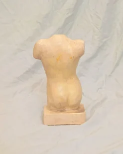 Sculpture en pierre de torse féminin