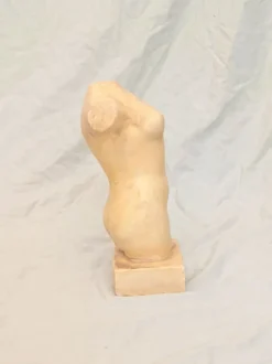 Sculpture en pierre de torse féminin