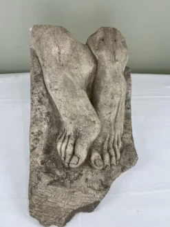 Sculpture en pierre, deux pieds sur bloc, signée D. Paillot