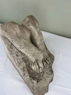 Sculpture en pierre, deux pieds sur bloc, signée D. Paillot