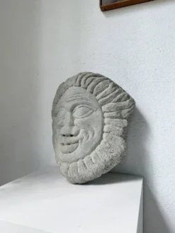 Sculpture en pierre figurant un visage, 1950