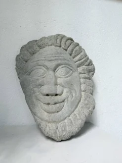 Sculpture en pierre figurant un visage, 1950