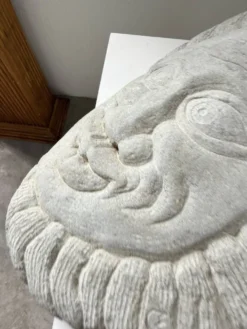 Sculpture en pierre figurant un visage, 1950