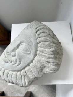 Sculpture en pierre figurant un visage, 1950