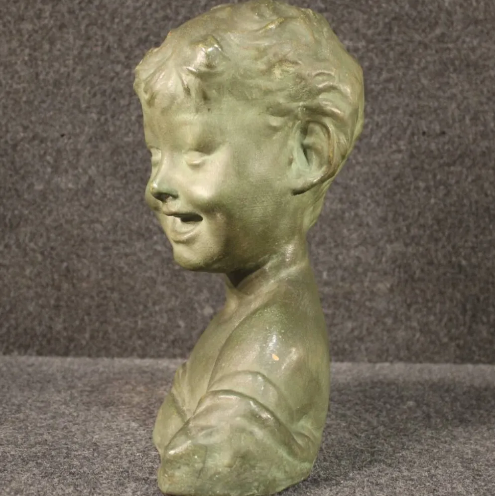 Sculpture en terre cuite d'un buste d'enfant