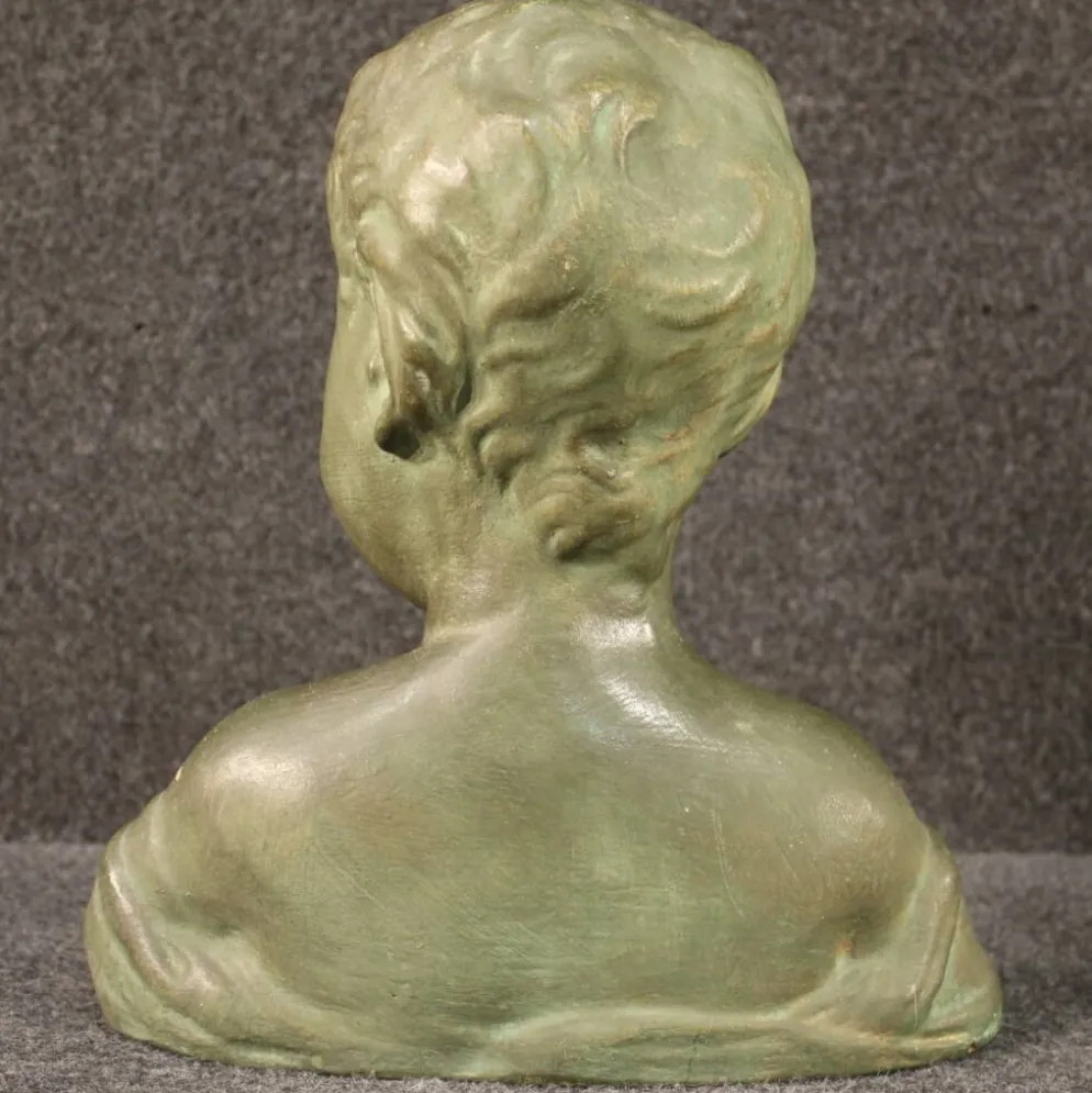 Sculpture en terre cuite d'un buste d'enfant