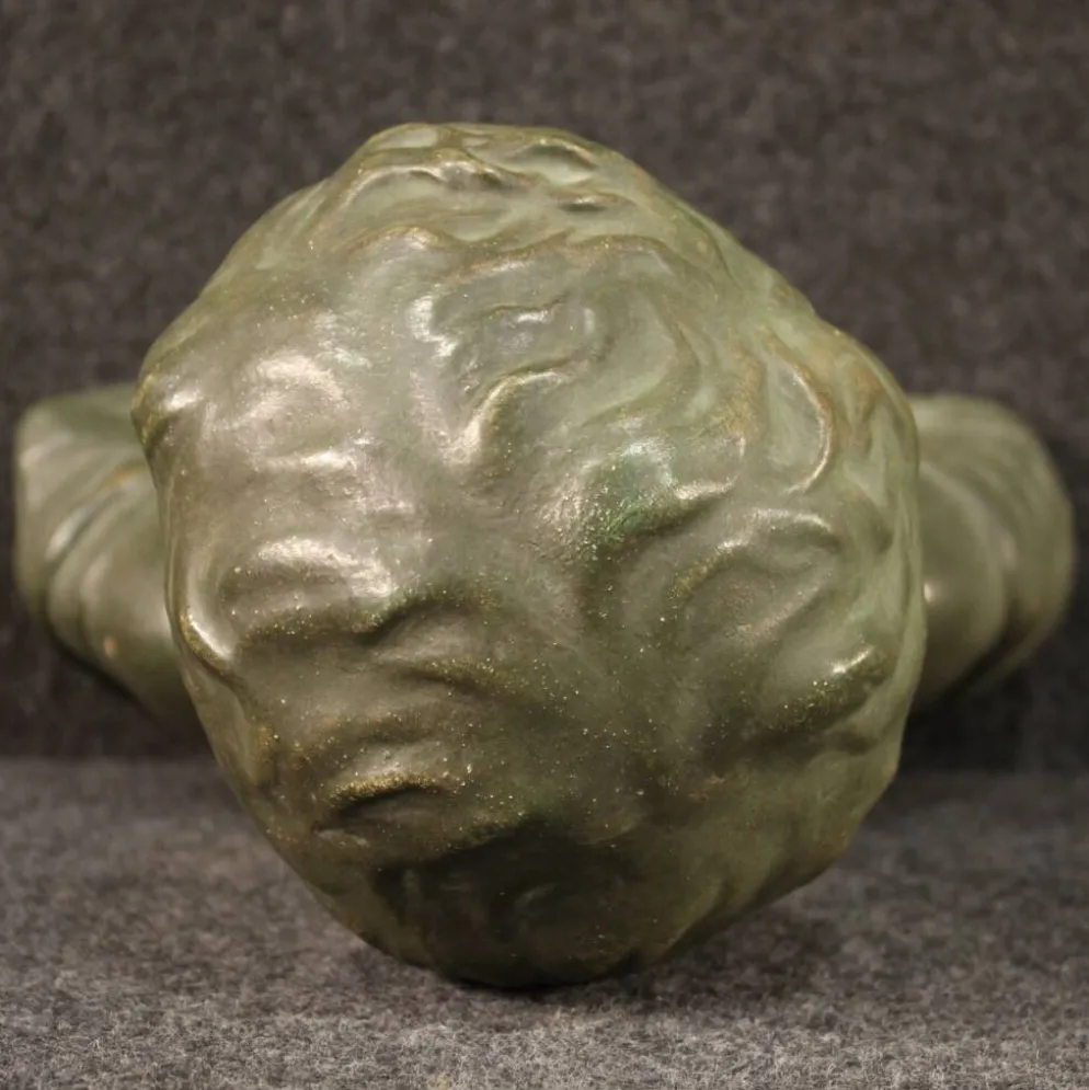 Sculpture en terre cuite d'un buste d'enfant