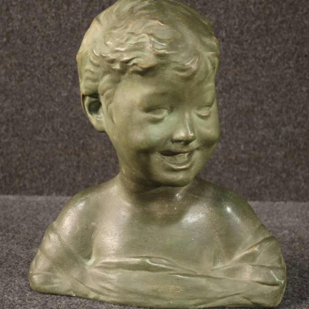 Sculpture en terre cuite d'un buste d'enfant