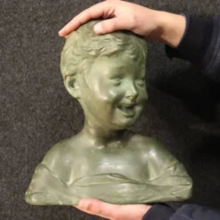 Sculpture en terre cuite d'un buste d'enfant