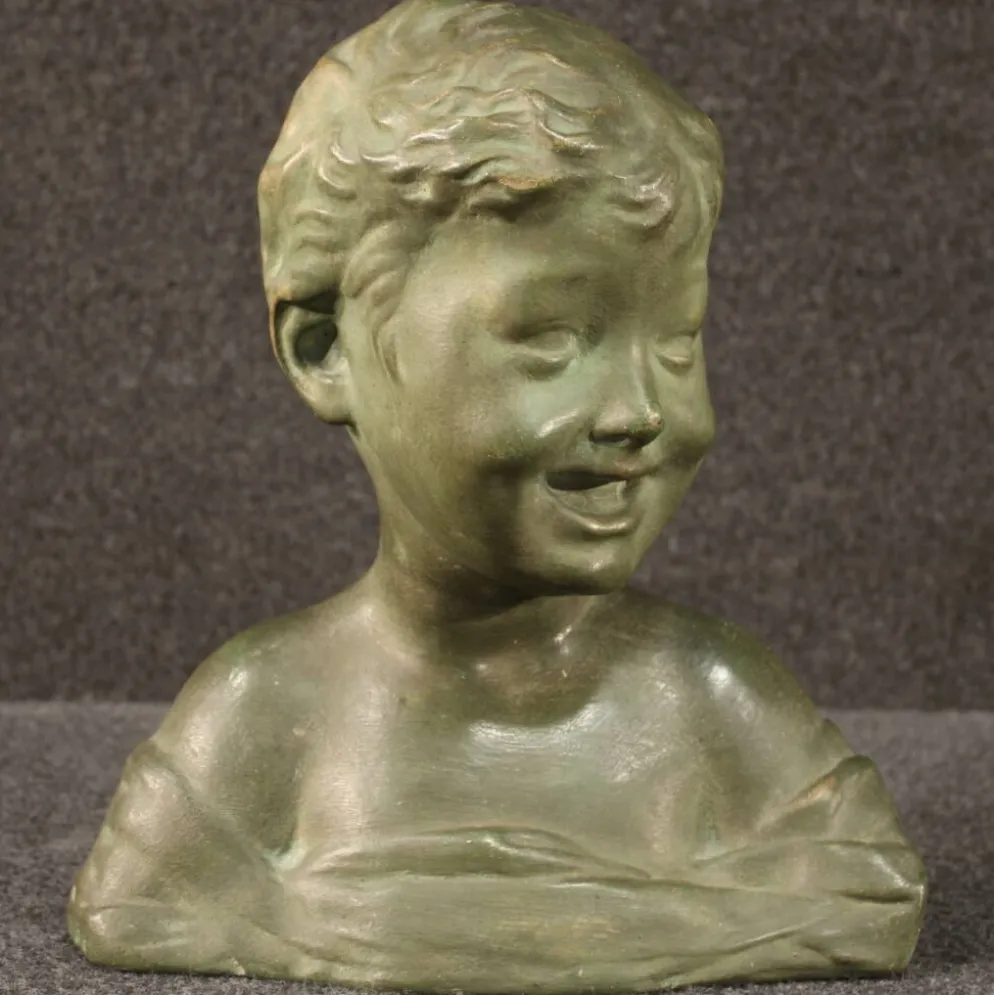 Sculpture en terre cuite d'un buste d'enfant