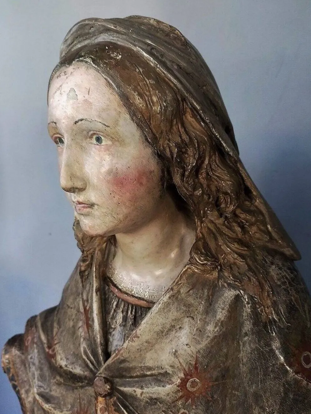 Sculpture en terre cuite représentant la Madone, Rome, XVIIe siècle, h. 140 cm.