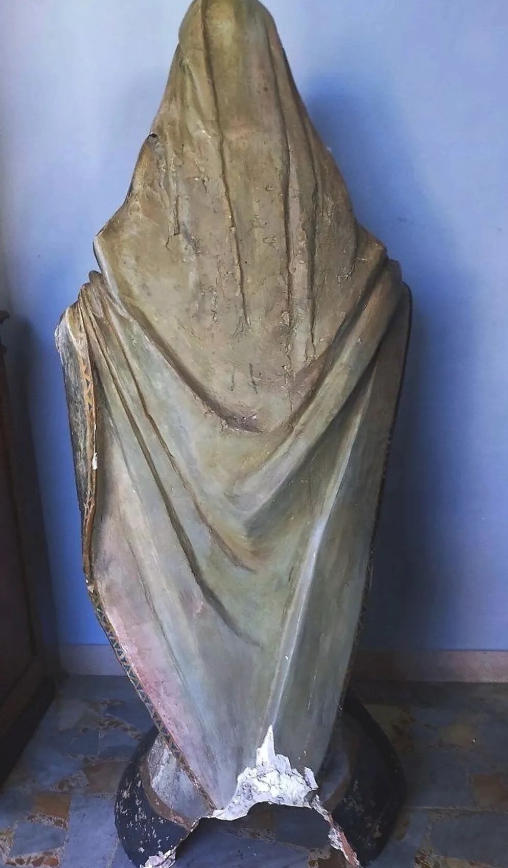 Sculpture en terre cuite représentant la Madone, Rome, XVIIe siècle, h. 140 cm.