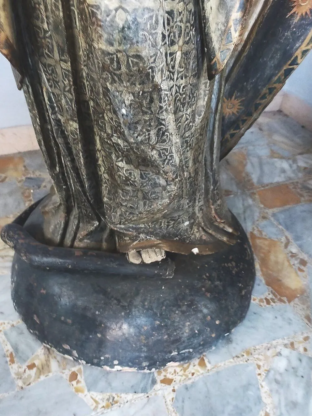 Sculpture en terre cuite représentant la Madone, Rome, XVIIe siècle, h. 140 cm.