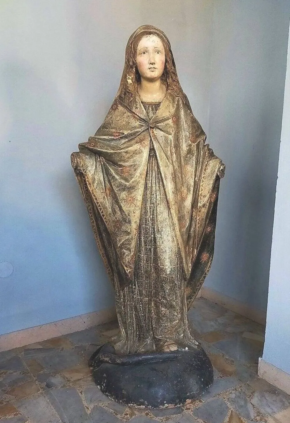 Sculpture en terre cuite représentant la Madone, Rome, XVIIe siècle, h. 140 cm.