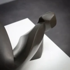 Sculpture féminine abstraite en bronze par Francine Govers, années 1990.