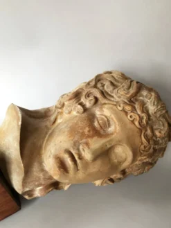 Sculpture, Grande tête creuse d'Apollon, vers 1890, sur socle en bois