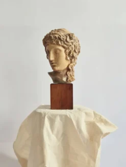 Sculpture, Grande tête creuse d'Apollon, vers 1890, sur socle en bois