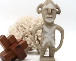 Sculpture Marocaine en pierre beige sculptée et gravée, années 70