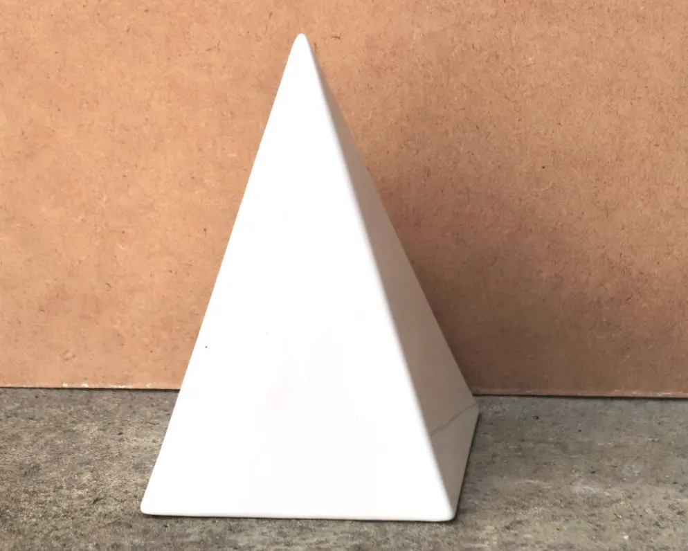 Sculpture minimaliste pyramide blanche en céramique, années 70