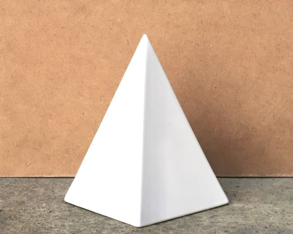 Sculpture minimaliste pyramide blanche en céramique, années 70