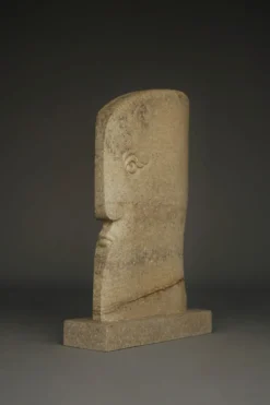 Sculpture monumentale de tête stylisée. Années 1970.