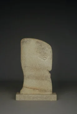 Sculpture monumentale de tête stylisée. Années 1970.