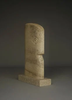 Sculpture monumentale de tête stylisée. Années 1970.