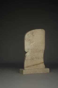 Sculpture monumentale de tête stylisée. Années 1970.