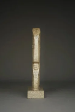 Sculpture monumentale de tête stylisée. Années 1970.